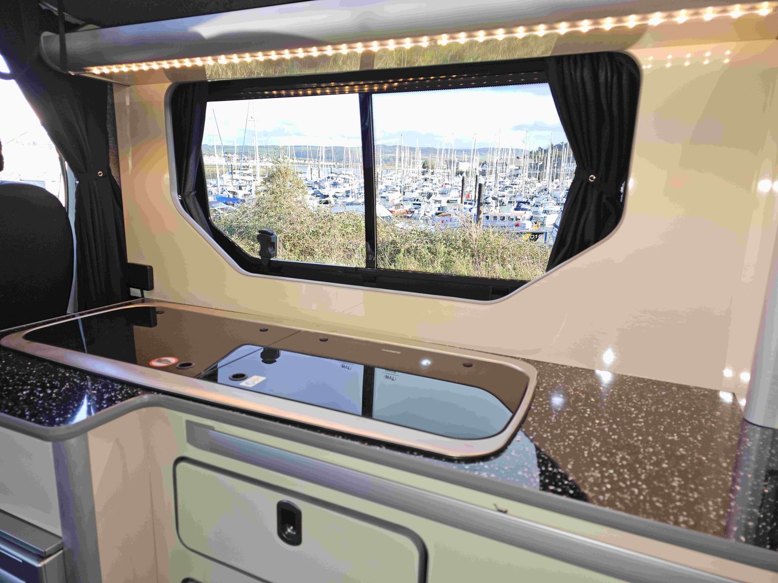 2019 Renault Trafic SWB Campervan - Thumbnail 3