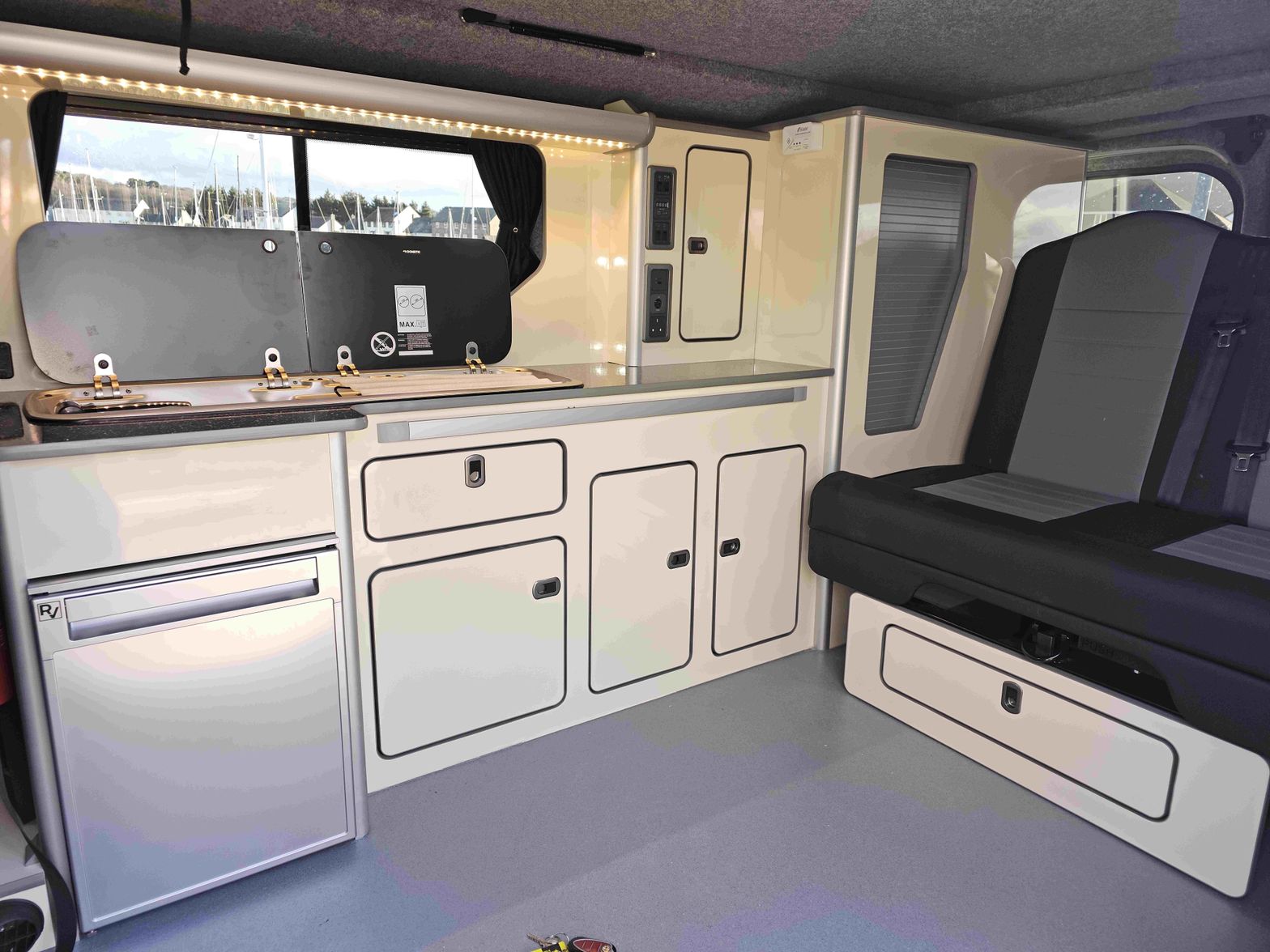 2019 Renault Trafic SWB Campervan - Thumbnail 2